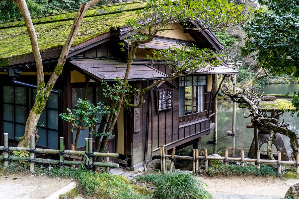 苔むした屋根の古民家の外観